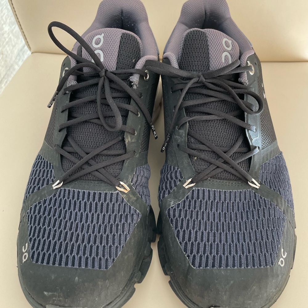 On- runningg men’s sneakers